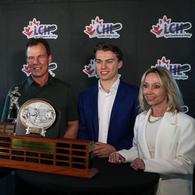 Connor Bedard sa svojim roditeljima Tomom and Melanie Bedard