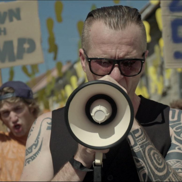 U filmu heavy metal bendu Razor Jet nude ‘ugovor s đavlom‘, tj. ugovor kojim će ih pretvoriti u boy bend i razvodniti njihovu moć komercijalizacijom i banaliziranjem njihova stvaralaštva