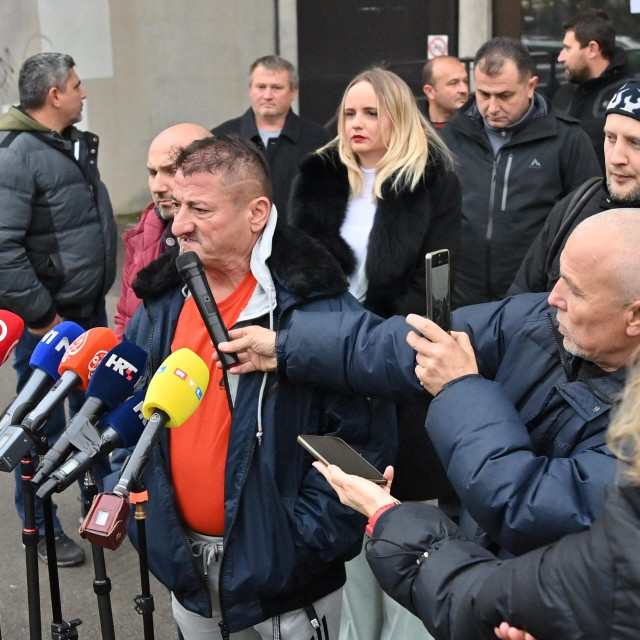 Predstavnici seljaka na čelu s predsjednikom Stožera za obranu hrvatskog sela, Tomislavom Pokrovcem, dolaze na razgovor s ministricom poljoprivrede Marijom Vučković