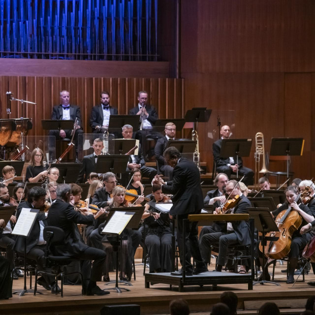Zagreb, 300923.
KD Vatroslav Lisinski.
Iz ciklusa Lisinski subotom odrzan je koncert Simfonijskog orkestra HRT-a kojim je ravnao dirigenta Pascal Rophe.
