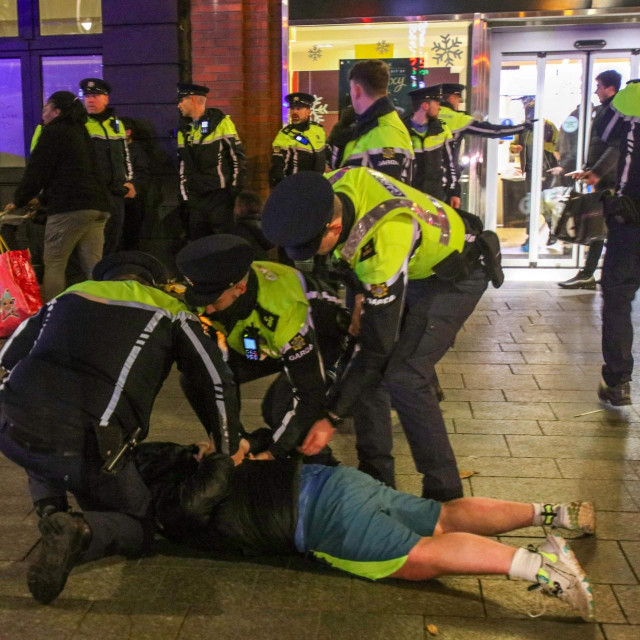 Policija u sukobu s izgrednicima tijekom prosvjeda 24. studenog u Dublinu