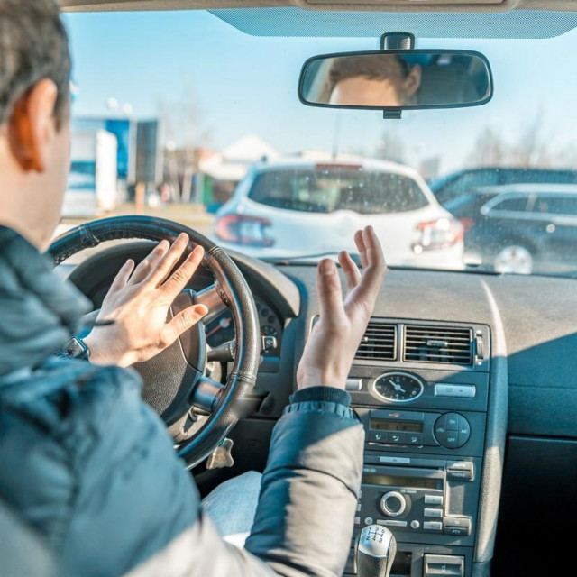 Nervoza u prometu (ilustracija)