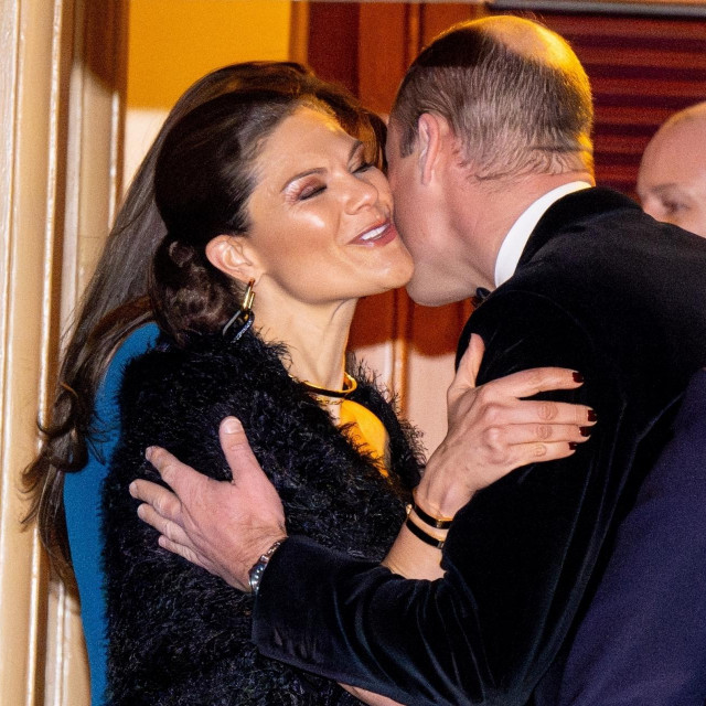 Poljubac princa Williama i princeze Victorije