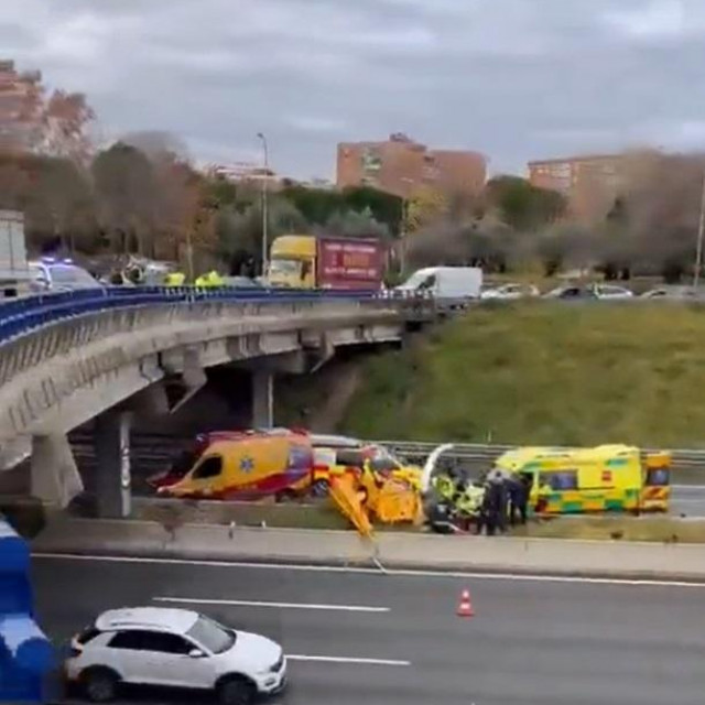 Helikopter je pao na cestu M-40 na sjeveru Madrida