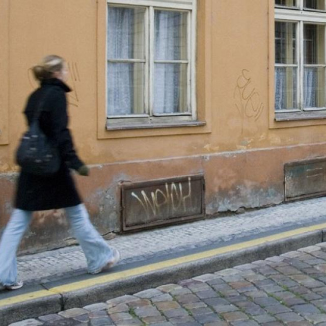 Ilustracija, žena na ulici