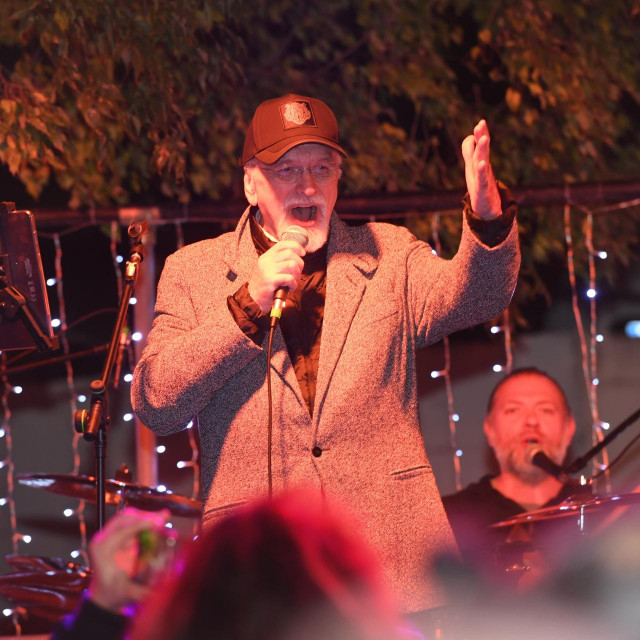 Otvoranje Adventa na Metrojaku uz koncert Zlatka Pejakovića