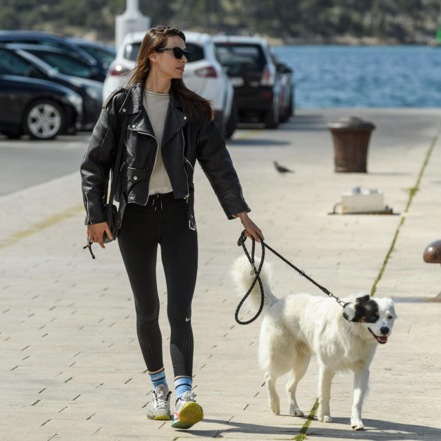 Sibenik, 080423.
Sibencani i njihovi gosti suncanu Veliku subotu provode u setnji rivom i ulicama grada.