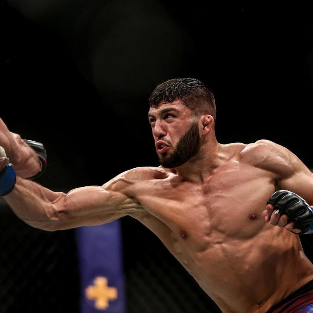 Islam Makhachev (lijevo) vs. Arman Tsarukyan (desno)