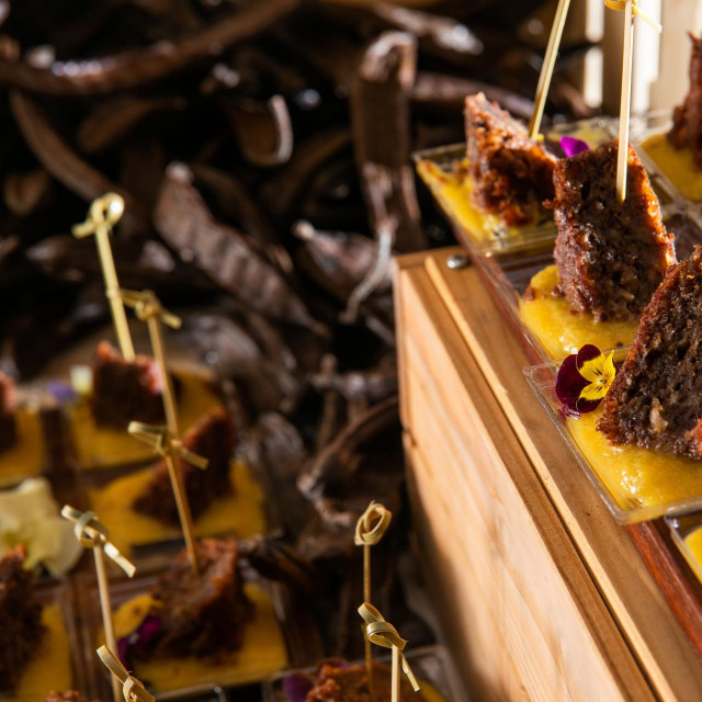 Kolač od rogača sa slatkim od naranče pripremio je kuhar Dejan Karepeev, suvlasnik restorana Laf u Splitu 
 