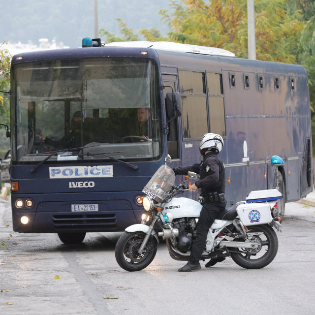 Dolazak pritvorenih navijača na sud u Ateni