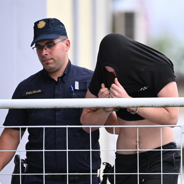 Privođenje jednoga od navijača Dinama koje traži Grčka na ispitivanje u tužiteljstvo (arhivska fotografija)