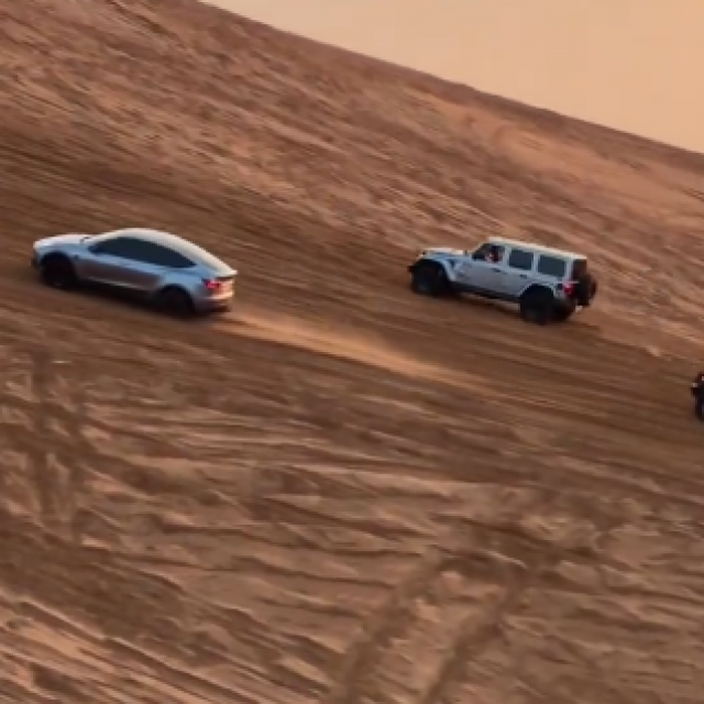 Tesla na off-roadu
