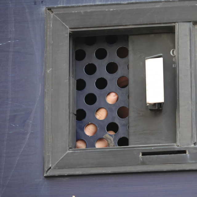 Dolazak pritvorenih navijača na sud u Ateni