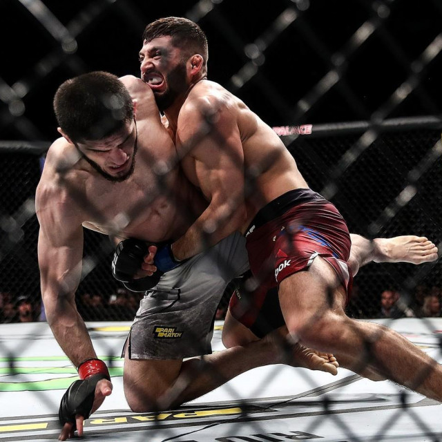 Arman Tsarukyan (desno) vs. Islam Makhachev (lijevo)
