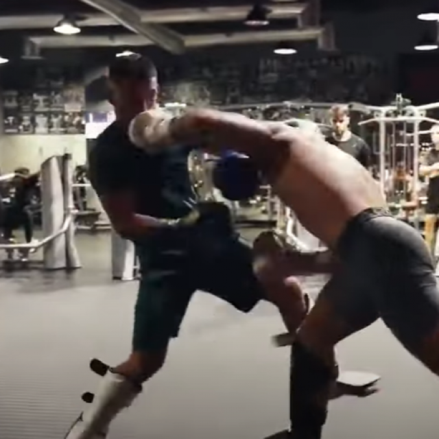 Conor McGregor (desno) vs. sparing partner (lijevo)
