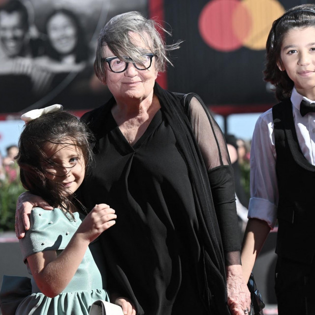 Agnieszka Holland s mladim glumcima na premijeri filma