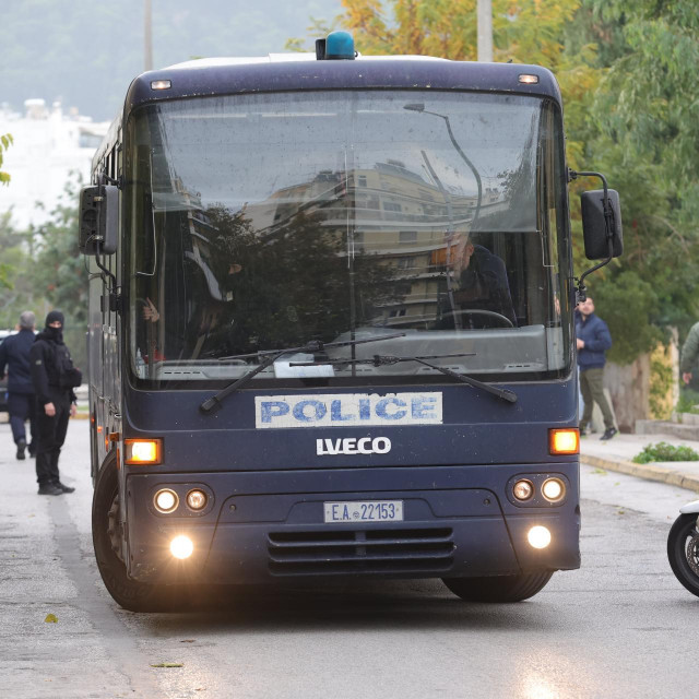 Dolazak pritvorenih navijača na sud u Ateni