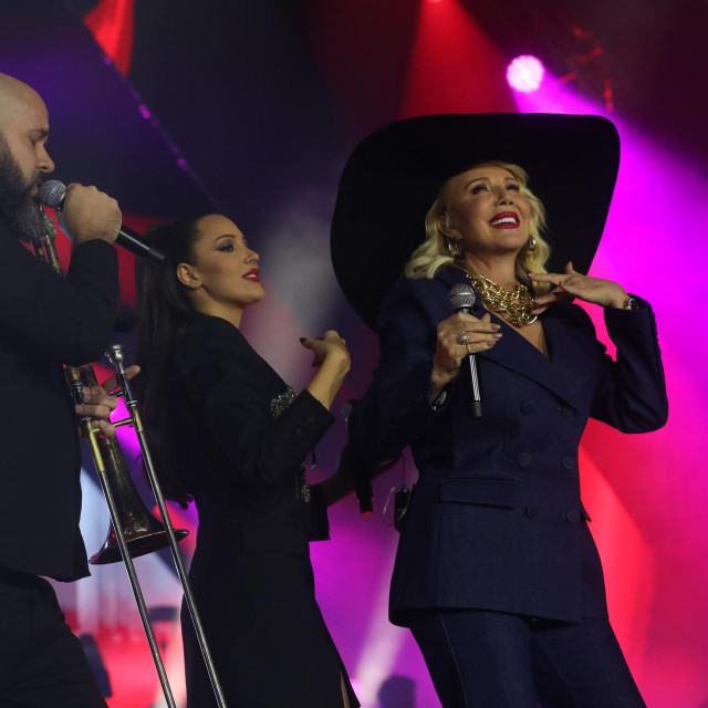 Lepa Brena na vrhuncu koncerta zapjevala je sa svojom snahom Aleksandrom Prijović