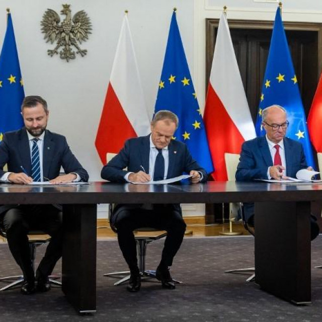 Szymon Holownia, Wladyslaw Kosiniak-Kamysz, Donald Tusk, Wlodzimierz Czarzasty, Robert Biedron na potpisivanju koalicije