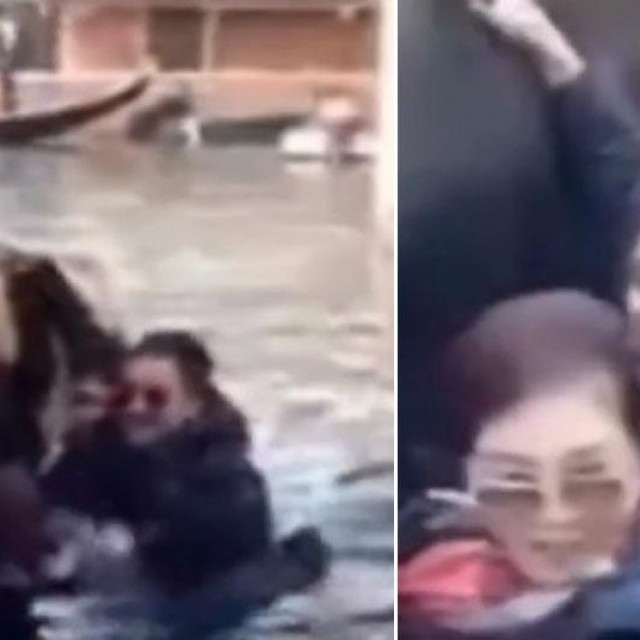 Turisti pali s gondole u kanal