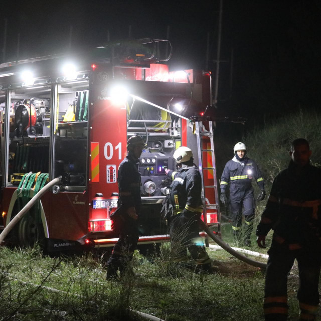 Pozar u napuštenim barakama