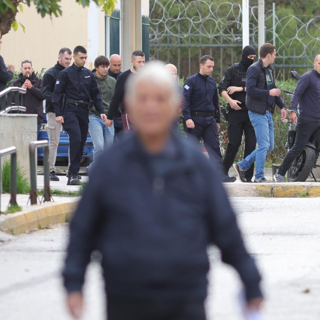 Pritvoreni navijači BBB u dvorištu suda