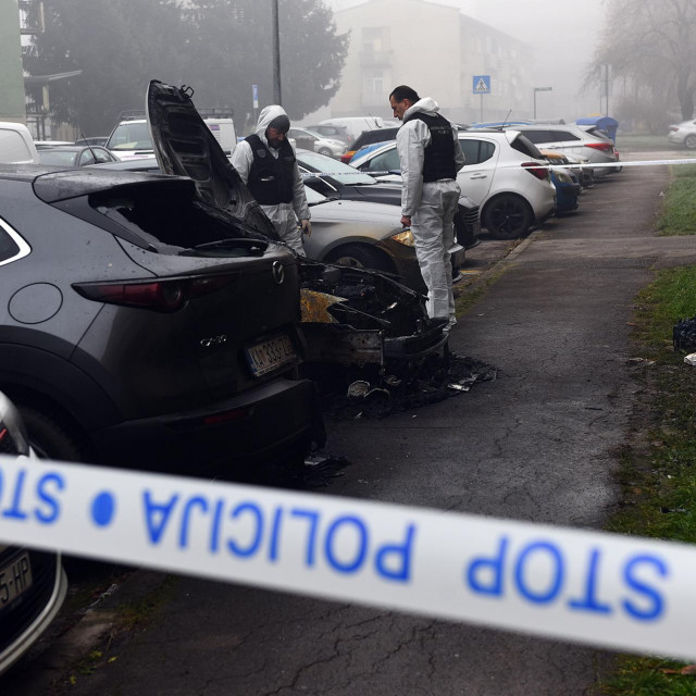 Policijski očevid požara na automobilu koji je buknuo danas ujutro oko 5 sati na parkiralištu u karlovackoj gradskoj četvrti Rakovac