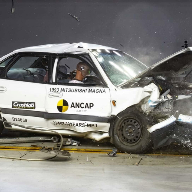 crash test Mitsubishi