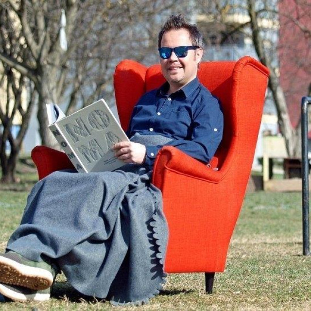 Robert Knjaz: Mogao je recimo Knjaz ponuditi kojem od svojih gostiju da glumi nekoga pametnijeg nego što taj gost jest, recimo da Petar Grašo glumi šahovskog velemajstora, a Enis Bešlagić Alberta Einsteina, ne mora biti žena. Bi li itko pristao?