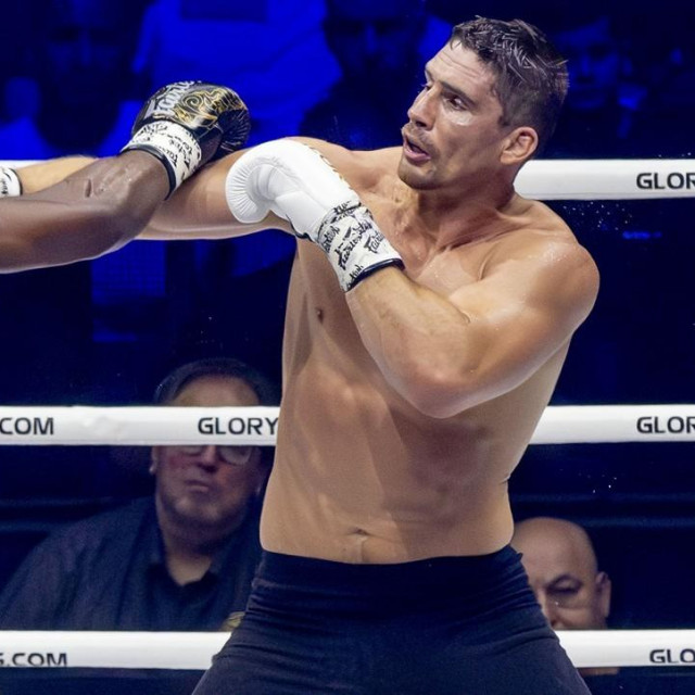 Tariq Osaro (lijevo) vs. Rico Verhoeven (desno)
