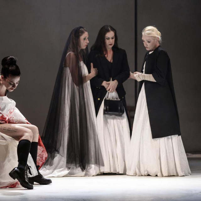 U dubrovačkom Kazalištu Marina Držića daju se ‘Kraljice‘, derivat ‘Richarda III.‘, u prijevodu redateljice predstave Livije Pandur te dramaturga Tibora Hrsa Pandura i mlade suradnice Antonele Tošić