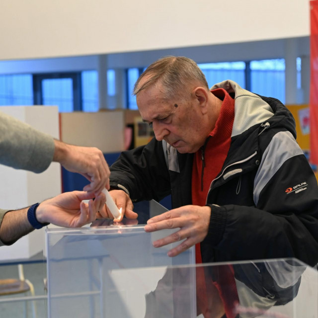 Pečaćenje glasačke kutije na prošlim izborima u Srbiji