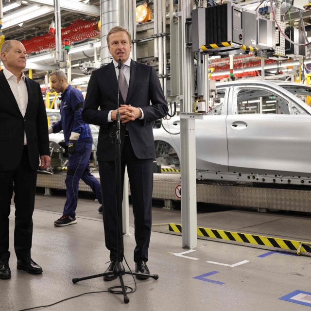 Oliver Zipse, prvi čovjek BMW-a i njemački kancelar Olaf Scholz u proizvodnim pogonima BMW-a čiji su dioničari najbogatiji Nijemci