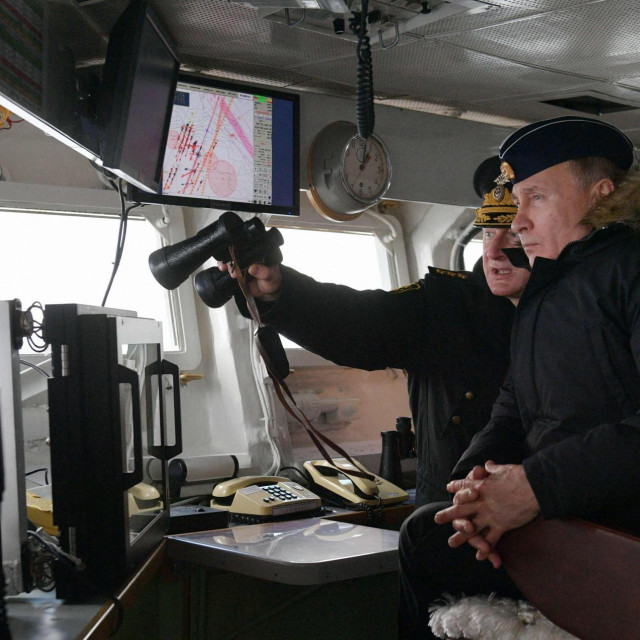 Vladimir Putin nadgleda vojnu vježbu na Krimu