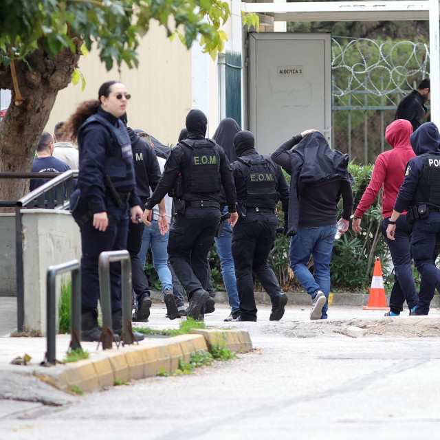 Navijači pod pratnjom policije dolaze na sud