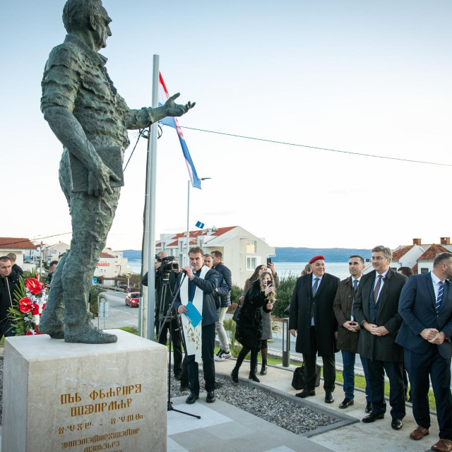 Kakve smo sve Tuđmane dosad vidjeli, nema nikakvog razloga da ga neki kipar sutra ne napravi kao biskupa, rudara, nogometaša ili kauboja. Svakim novim Tuđmanovim spomenikom, on nam je sve dalji i nerazumljiviji

 