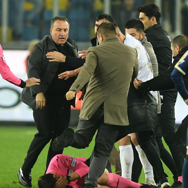 Faruk Koca i sudac Halil Umut Meler na travnjaku