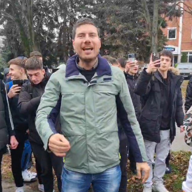 Ivan Pernar ispred škole u Čakovcu