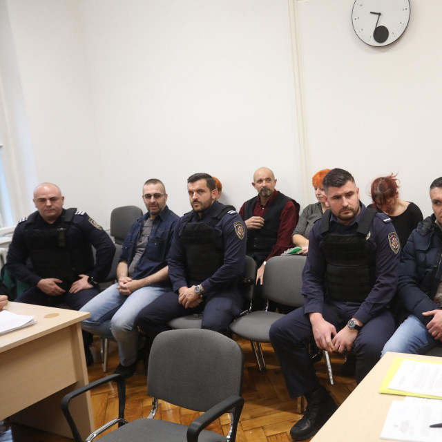 Amir Mafalani i Armend Musliu (između pravosudnih policajaca); U drugom redu krajnje lijevo je Branka Mafalani i kraj nje Robert Teodor Šepak