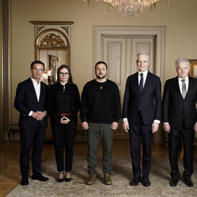 Švedski premijer Ulf Kristersson, islandska premijerka Katrin Jakobsdottir, ukrajinski predsjednik Volodimir Zelenski, norveški premijer Jonas Gahr Store, finski predsjednik Sauli Niinistö i danska premijerka Mette Frederiksen