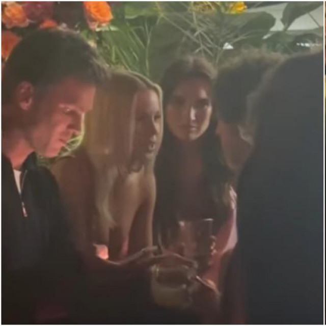 Tom Brady okružen manekenkama