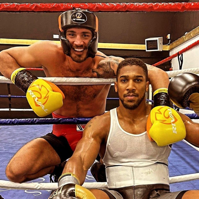 Agron Smakići i Anthony Joshua