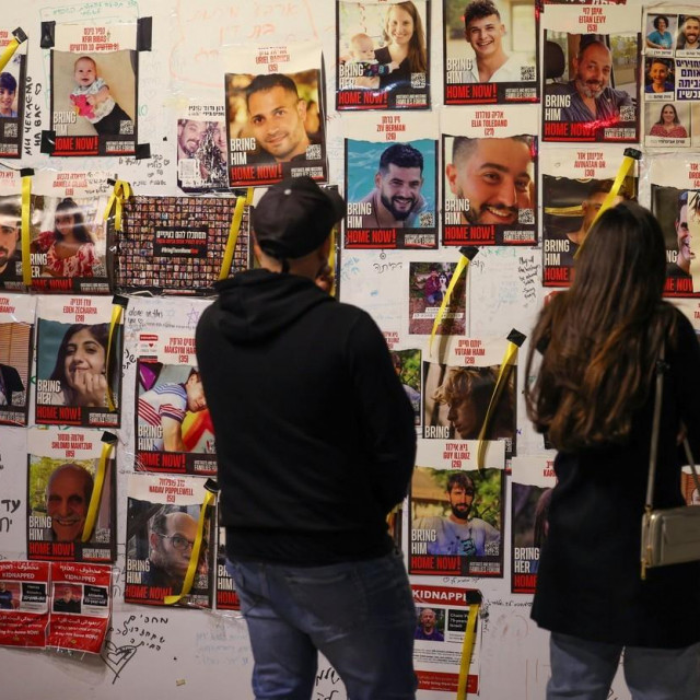 Ljudi proučavaju portrete talaca iz Gaze