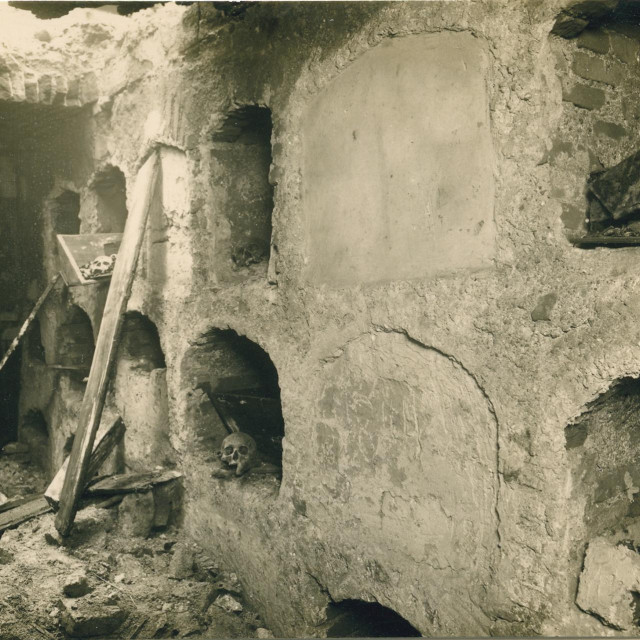 Grobnice u kripti uz crkvu sv. Marije na Dolcu (foto: Rudolf Firšt, 1928.)
