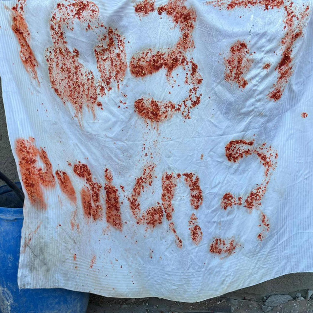 Natpis ”upomoć, tri taoca” koji su napravili ubijeni Izraelci