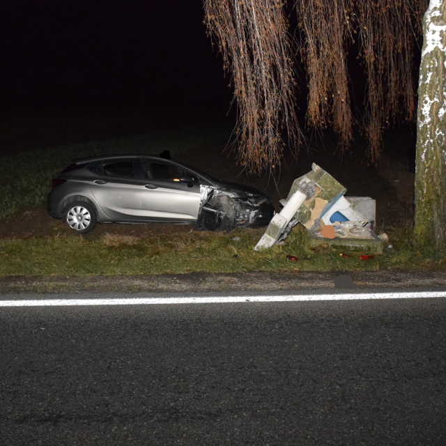 Vozačica se autom zabila u sakralni objekt