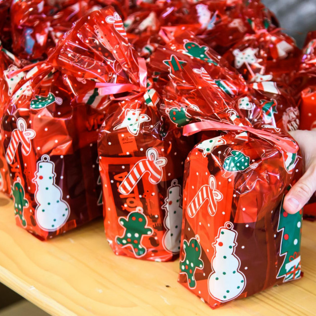 Paketići će razveseliti 2500 djece u potrebi diljem u šest hrvatskih županija 