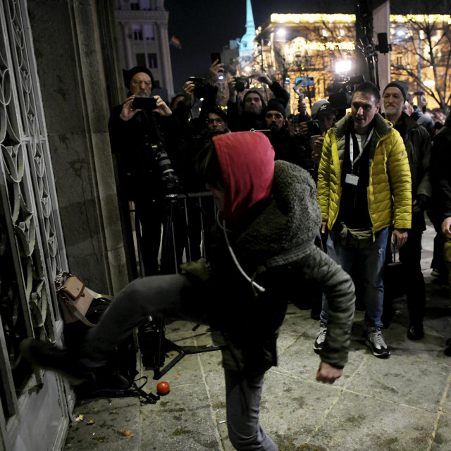 Incident ispred zgrade RIK-a