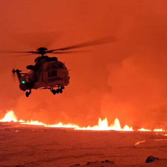 Helikopter obalne straže blizu erupcije