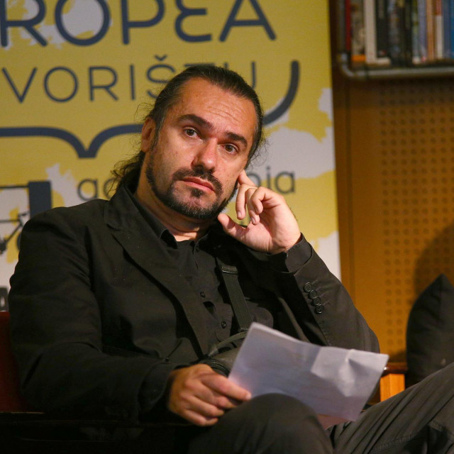 U našoj prevladavajuće antiintelektualnoj produkciji, treba cijeniti autore koji svoju erudiciju uprežu u nezahvalan jaram književnosti